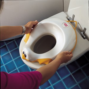 Може да се монтира стабилно върху повечето тоалетни чинии