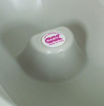 Ваната е снабден с асиметричен релеф между краката. Благодарение на тази функция ваната може да се използва в две позиции, позволяващи на бебето да поддържа правилна стойка докато расте